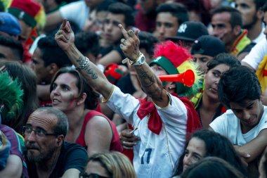 OPORTO, PORTUGAL - 10 Temmuz 2016: Portekiz futbol maçının video çevirisi sırasında - Fransa 2016 Avrupa Şampiyonası finali sırasında Portekizli taraftarlar Porto şehir merkezinde. 