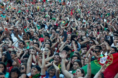 OPORTO, PORTUGAL - 10 Temmuz 2016: Portekiz futbol maçının video çevirisi sırasında - Fransa 2016 Avrupa Şampiyonası finali sırasında Portekizli taraftarlar Porto şehir merkezinde. 