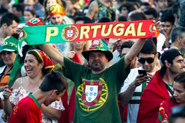 OPORTO, PORTUGAL - 10 Temmuz 2016: Portekiz futbol maçının video çevirisi sırasında - Fransa 2016 Avrupa Şampiyonası finali sırasında Portekizli taraftarlar Porto şehir merkezinde. 