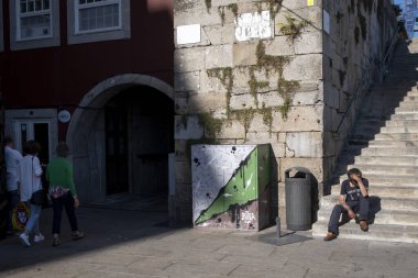 PORTO, PORTUGAL - 23 Haziran 2021: Sao Joao Festivali arifesinde. Çok popüler bayramlar 23-24 Haziran geceyarısı kutlanıyor, ama bu yılki salgın nedeniyle, havai fişek gösterileri ve konserler yok..