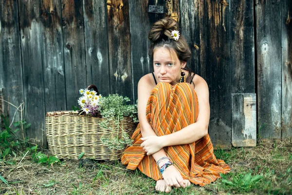可愛いです田舎の女の子座っている地面屋外 — ストック写真