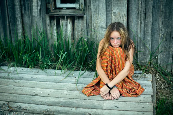 Kırsal Kesimde Tatlı Bir Kız Dışarıda Yerde Oturuyor — Stok fotoğraf