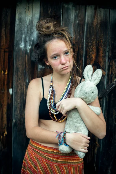 Retrato Uma Menina Adolescente Bonito Com Brinquedo Crianças Velhas Livre — Fotografia de Stock