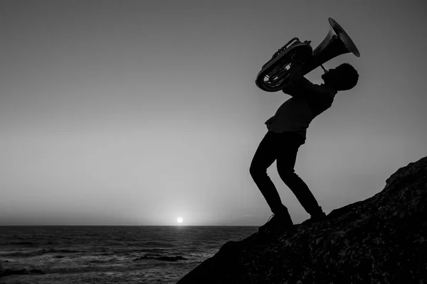 Силуэт Музыканта Трубой Берегу Моря Черно Белое Фото — стоковое фото
