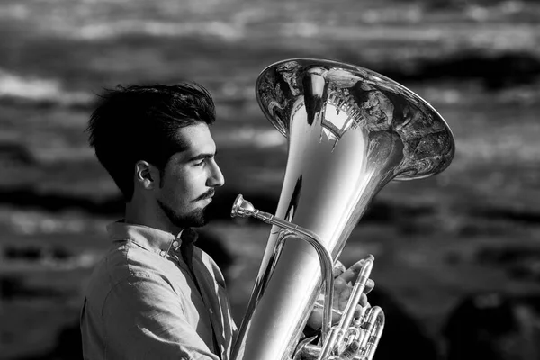 Portrait Musicien Avec Une Trompette Bord Mer Photo Noir Blanc — Photo