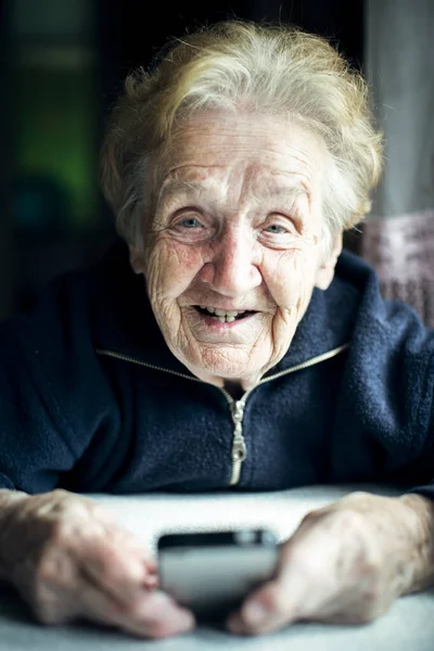 Portrait Senior Woman Sitting Table Typing Smartphone — Stock Photo, Image