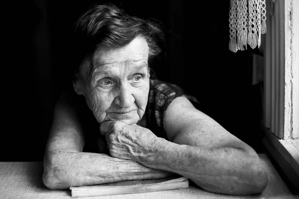 Porträtt Pensionärskvinna Sitter Hennes Hus Svart Och Vitt Foto — Stockfoto