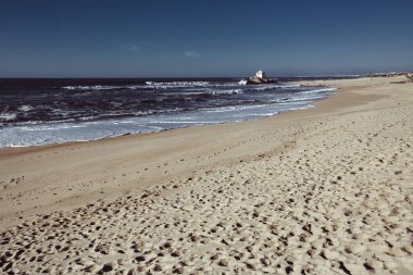 Atlantik kıyısı manzarası ve Sinyor da Pedra Şapeli, Vila Nova de Gaia, Portekiz.