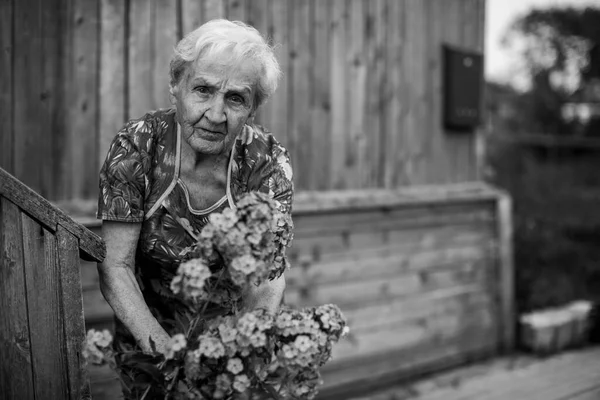 Gammal Kvinna Trädgården Svart Och Vitt Foto — Stockfoto