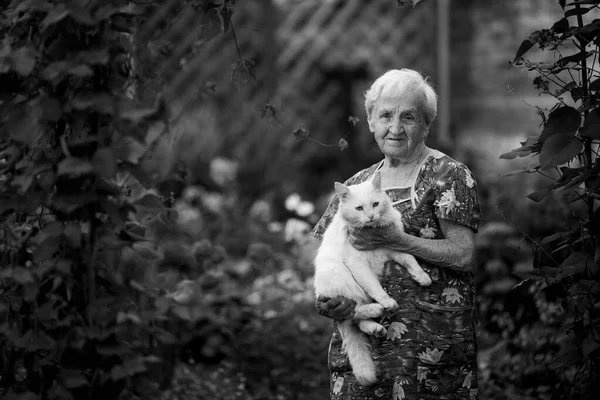 Egy Öregasszony Macskával Kertjében Fekete Fehér Fénykép — Stock Fotó