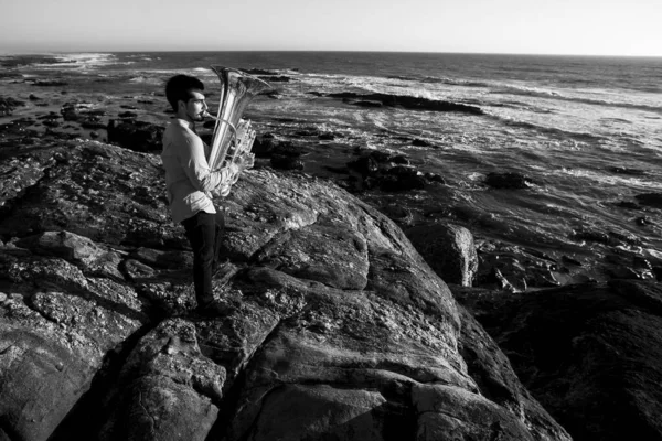 Musicien Joue Jazz Tuba Bord Mer Photo Noir Blanc — Photo