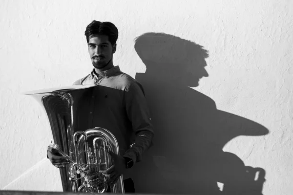 Musicien Avec Tuba Près Mur Photo Noir Blanc — Photo