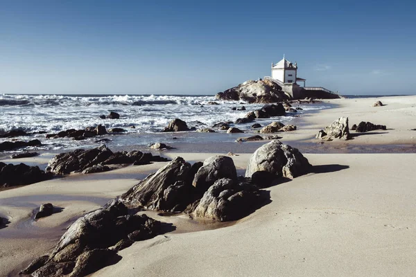 Vista Capela Senhor Pedra Praia Miramar Portugal — Fotografia de Stock