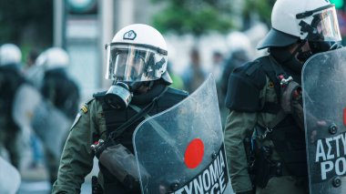 ATİNA, GREECE - 16 Nisan 2015: Protestocular sol ve anarşist gruplar tarafından işgal edilen Atina Üniversitesi önünde düzenlenen bir protesto sırasında çevik kuvvet polisi.