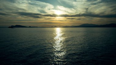 Ege Denizi, Yunanistan 'da güzel sakin bir günbatımı.