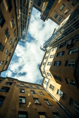 St. Petersburg 'daki tipik binaların manzarası eski merkez Rusya.  