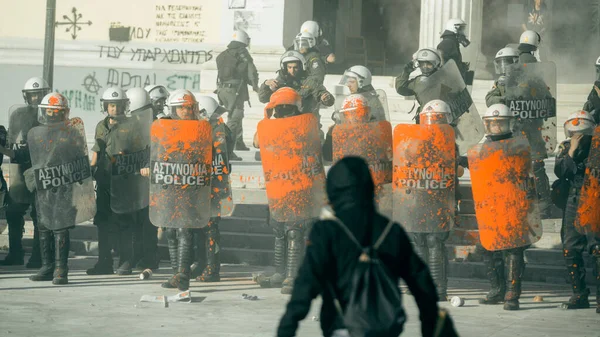 Athens Greece April 2015 在雅典大学前举行的抗议活动中 防暴警察和抗议者被左翼和无政府主义团体占领 — 图库照片