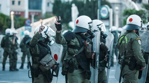 Atenas Grecia Abril 2015 Policía Antidisturbios Durante Una Protesta Frente —  Fotos de Stock