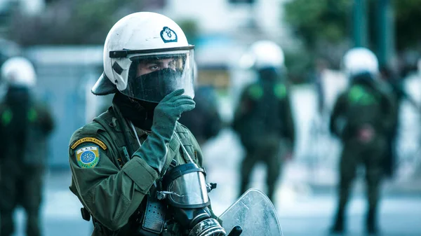 Atenas Grecia Abril 2015 Policía Antidisturbios Durante Una Protesta Frente —  Fotos de Stock