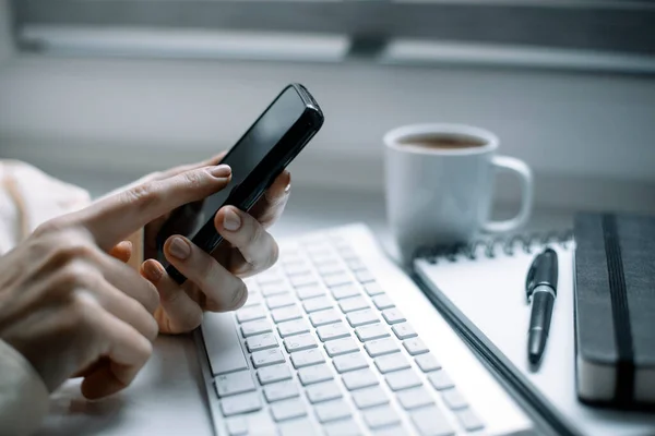 Hände Halten Smartphone Und Computertastatur Büro — Stockfoto