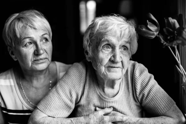 一个老太太和她的成年女儿在一起黑白摄影 — 图库照片