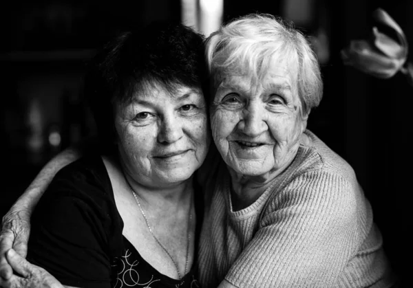 Retrato Una Abuela Con Hija Adulta Fotografía Blanco Negro — Foto de Stock