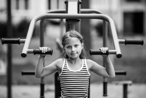 Kleines Mädchenporträt Auf Einem Trainer Gerät Auf Dem Spielplatz Freien — Stockfoto