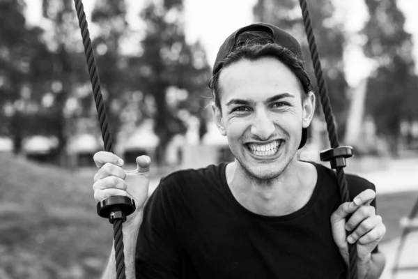 Portrait Jeune Homme Amusant Dans Rue Photo Noir Blanc — Photo