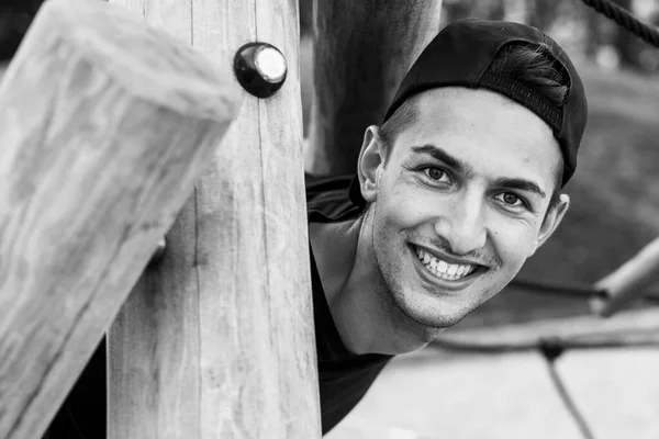 Ein Junger Lächelnder Mann Sommer Draußen Schwarz Weiß Foto — Stockfoto