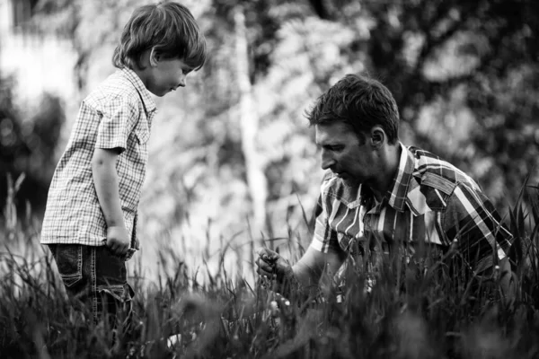 Pappa Och Hans Son Leker Parken Svart Och Vitt Foto — Stockfoto