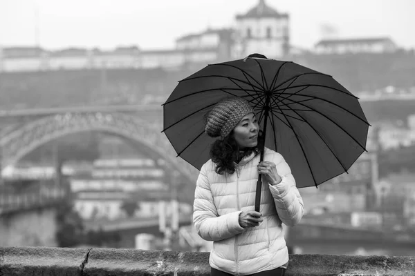 Wielokulturowa Kobieta Parasolem Pochmurną Pogodę Porto Portugalia Czarno Białe Zdjęcie — Zdjęcie stockowe