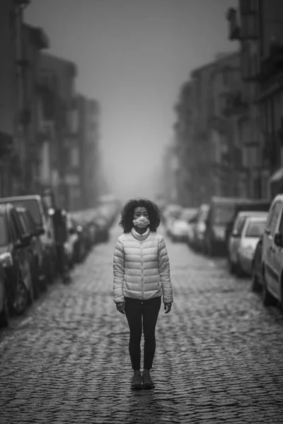 Mulher Asiática Máscara Antiviral Fica Rua Tempo Nublado Foto Preto — Fotografia de Stock