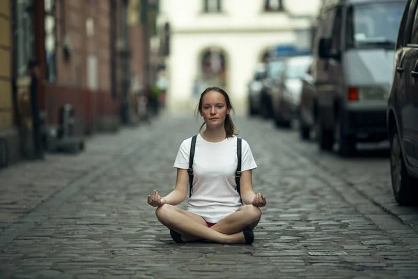 Uma Adolescente Está Sentada Posição Lótus Meio Pavimento Cidade — Fotografia de Stock