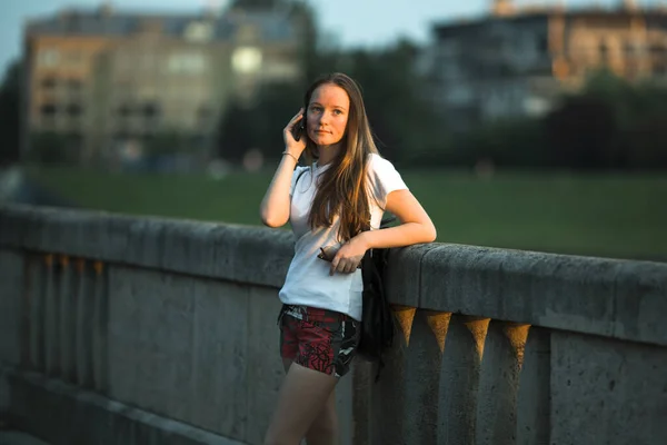 Genç Bir Kız Telefonda Konuşuyor Şehir Duvarında Duruyor — Stok fotoğraf