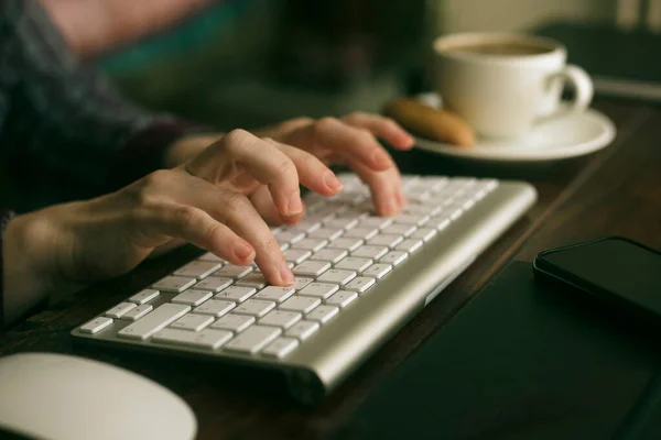 Las Manos Femeninas Están Escribiendo Teclado — Foto de Stock