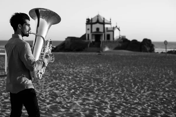 Музыкант Тубой Пляже Мирамар Португалия Черно Белое Фото — стоковое фото