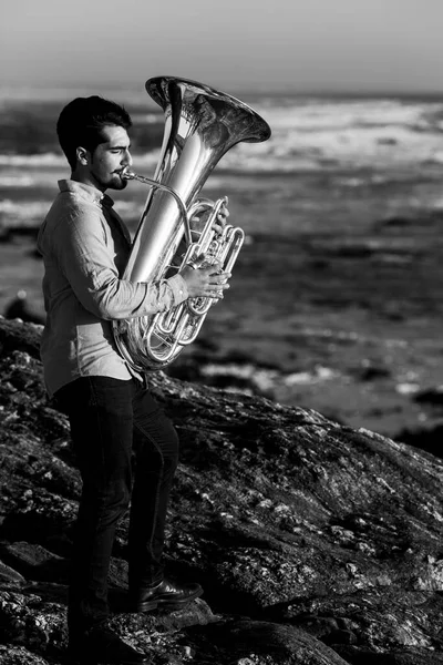 Een Muzikant Speelt Een Tuba Aan Kust Zwart Wit Foto — Stockfoto