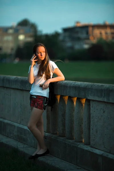 Menina Adolescente Bonito Está Falando Telefone Dique Cidade — Fotografia de Stock