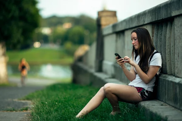 Tonåring Skriver Smartphone Gatan — Stockfoto