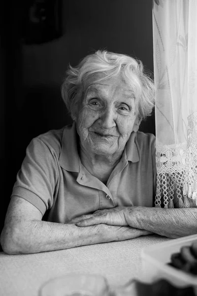 Portrét Starší Ženy Sedící Doma Stolu — Stock fotografie