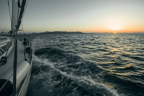 Veleiro Veleiro Cruzeiro Marítimo Durante Pôr Sol — Fotografia de Stock