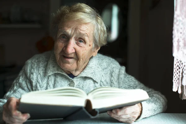 Portrait Old Lady Reading Book — Stock Photo, Image