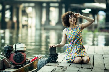 Genç bir Asyalı kadın nehir iskelesinde..