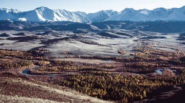 Karlı dağların manzarası ve Altai Cumhuriyeti 'nin eteklerindeki bozkırlar, Rusya.