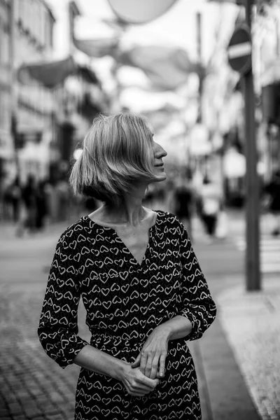 Una Donna Sta Profilo Strada Foto Bianco Nero — Foto Stock