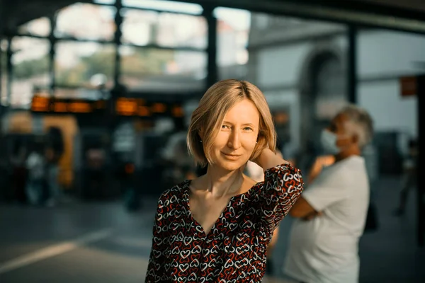 Porträt Einer Frau Nahaufnahme Bahnhof — Stockfoto