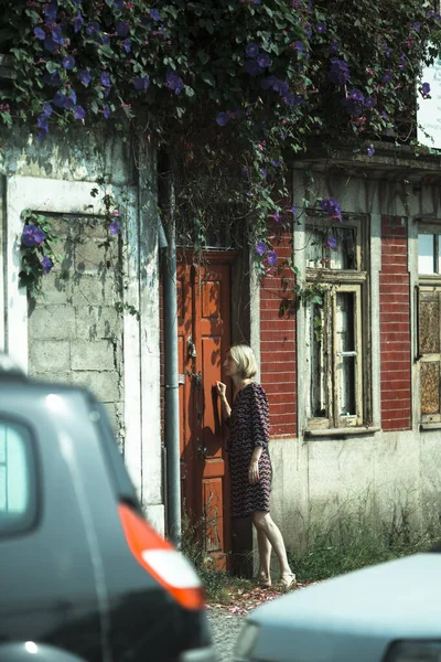 Eine Frau Klopft Die Tür Eines Verlassenen Hauses — Stockfoto