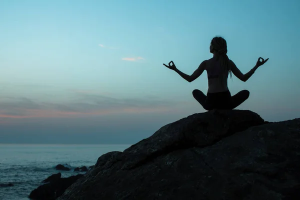 Silhuett Yoga Kvinna Stranden Havet Kvällen — Stockfoto