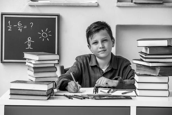 Porträt Eines Jungen Schülers Der Hausaufgaben Macht Schwarz Weiß Foto — Stockfoto