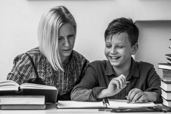 Grundschüler Während Der Hausaufgaben Mit Hilfe Eines Nachhilfelehrers Schwarz Weiß — Stockfoto